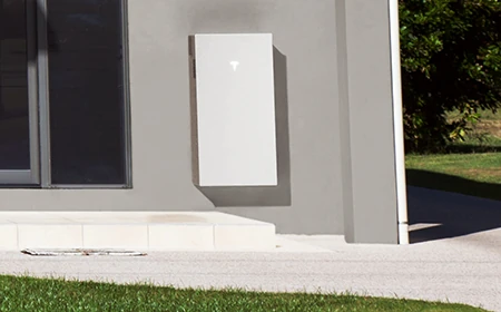 住宅の壁に設置されたPowerwall 3